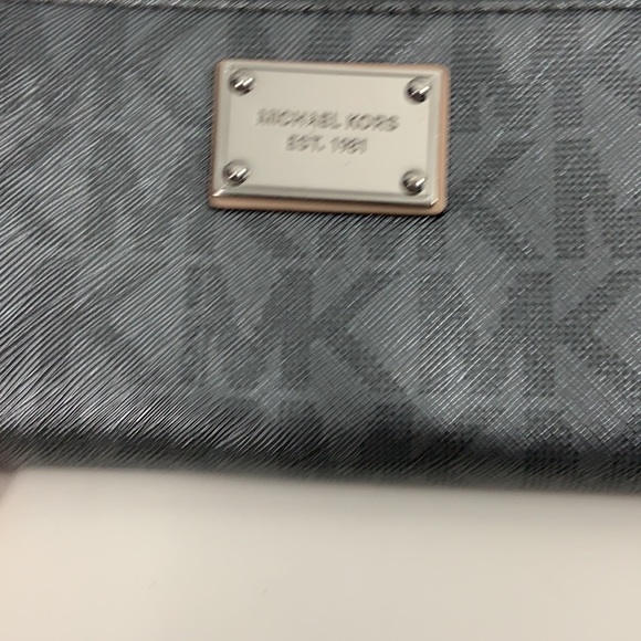 🎁 Michael Kors zip around Gray Metallic Wallet comes w gift - Picture 3 of 9